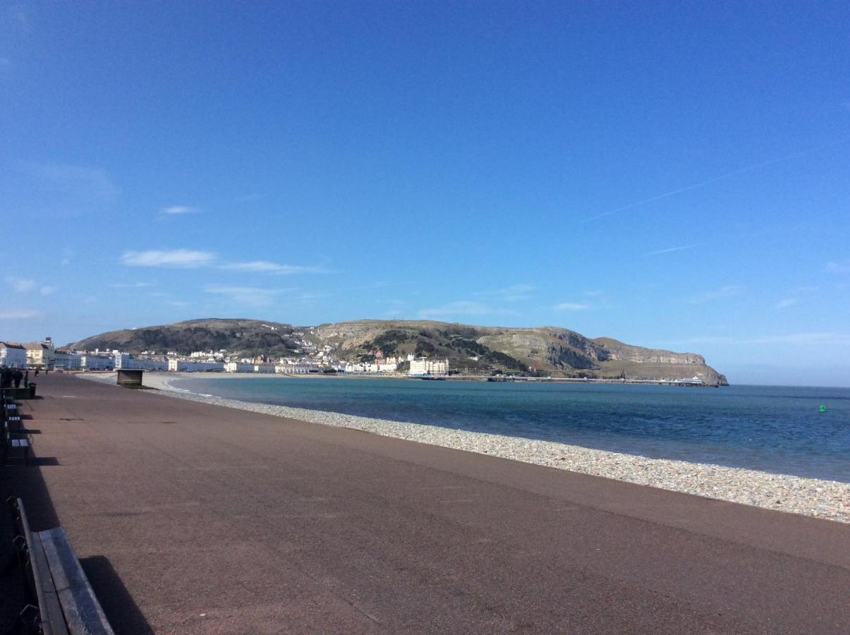 Bed and Breakfast Frosty Towers Llandudno Esterno foto