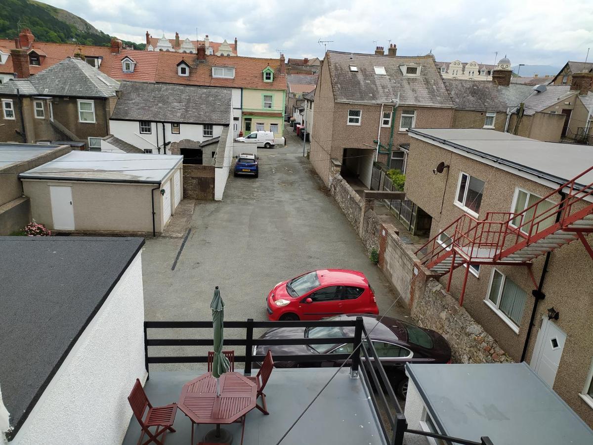 Bed and Breakfast Frosty Towers Llandudno Esterno foto